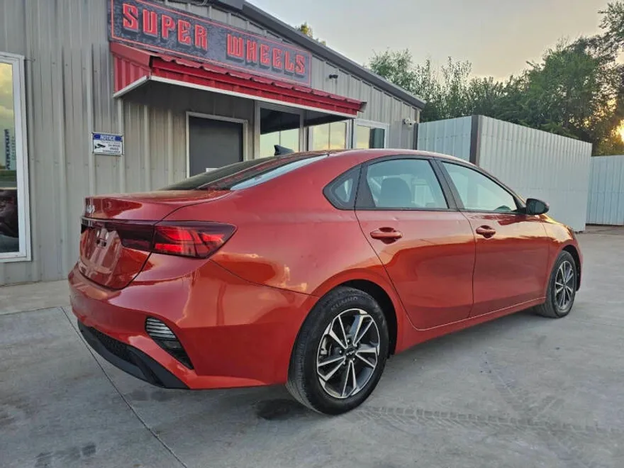 2022 Kia Forte FE photo 1
