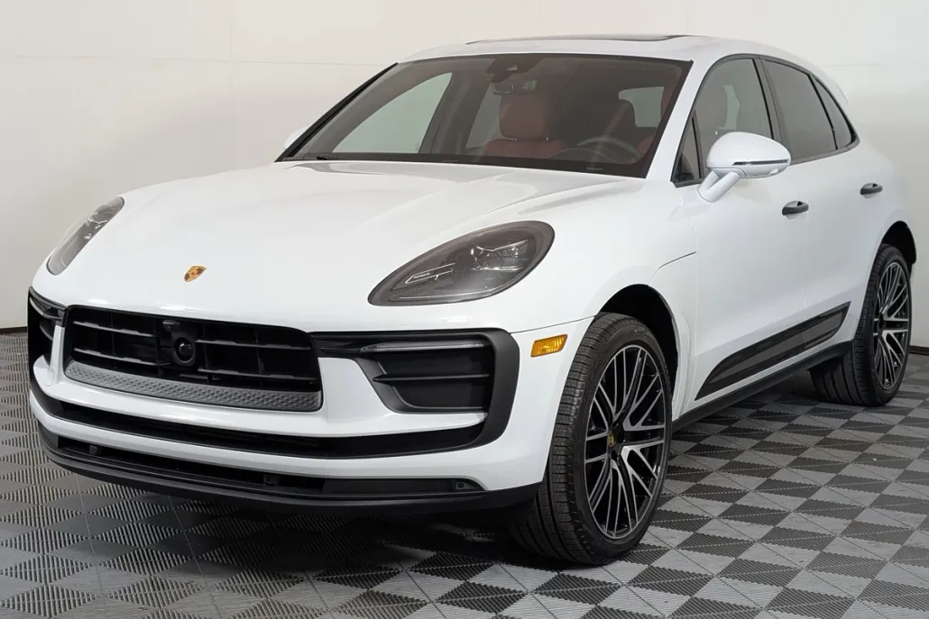 2026 Porsche Macan T photo 1