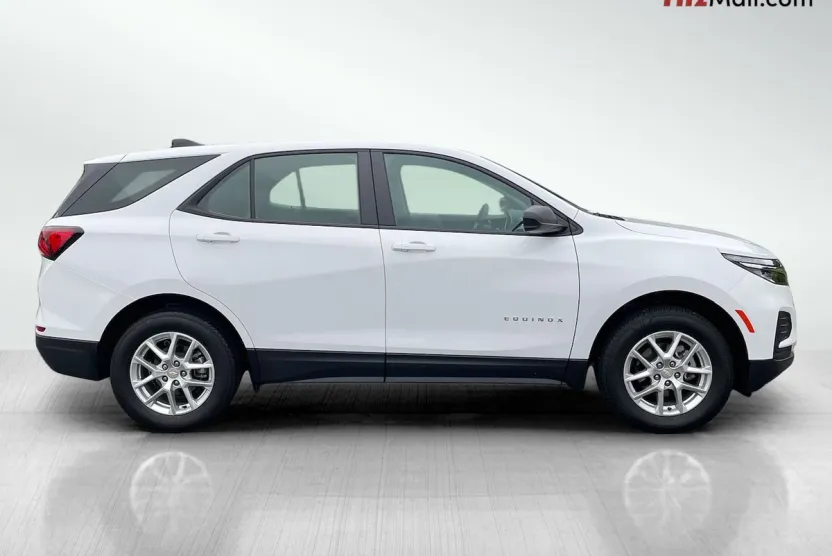 2023 Chevrolet Equinox LS photo 1