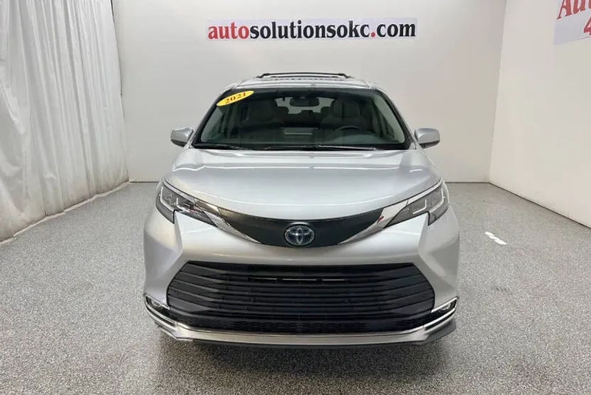 2021 Toyota Sienna XLE photo 1