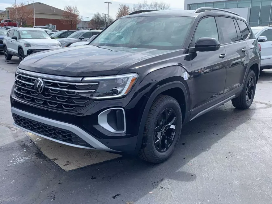 2025 Volkswagen Atlas Peak Edition SE photo 1