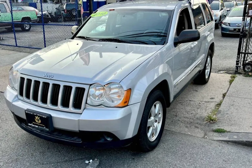 2010 Jeep Grand Cherokee Laredo photo 1