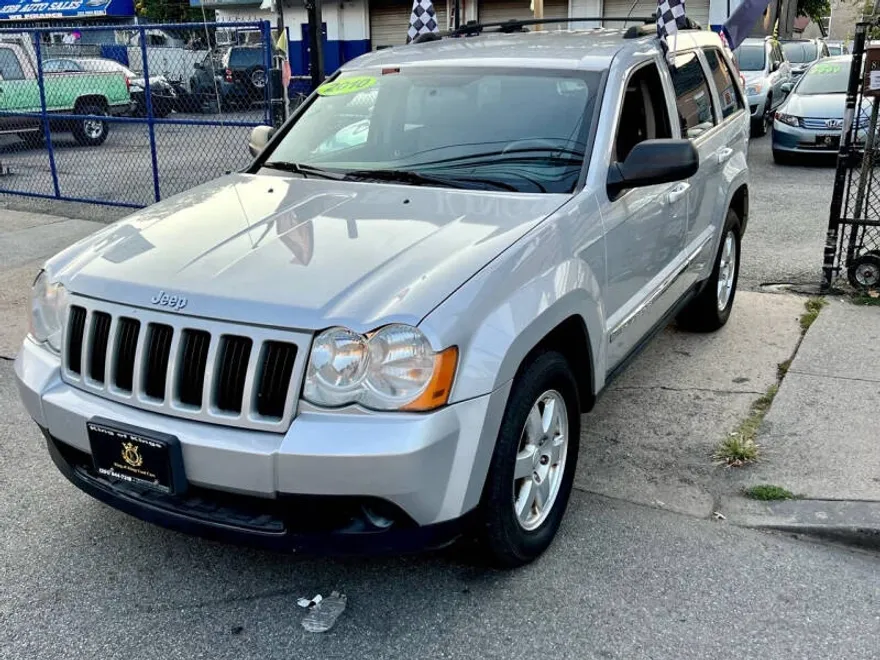 2010 Jeep Grand Cherokee Laredo photo 1