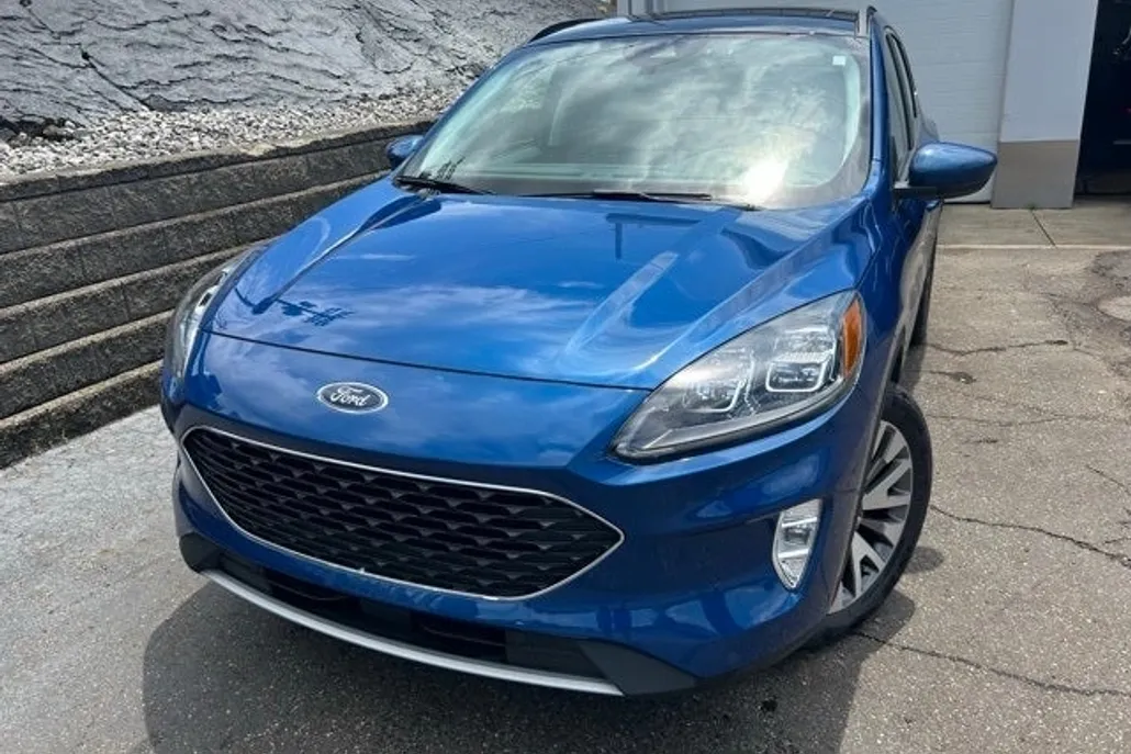 2022 Ford Escape Hybrid Titanium photo 1