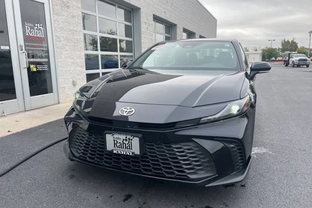 2025 Toyota Camry SE photo 1