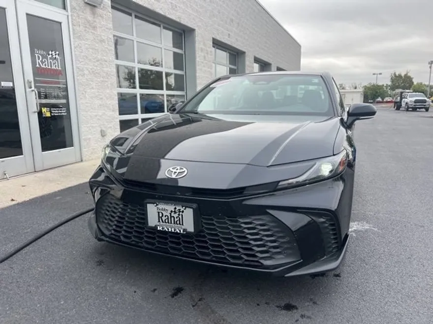 2025 Toyota Camry SE photo 1
