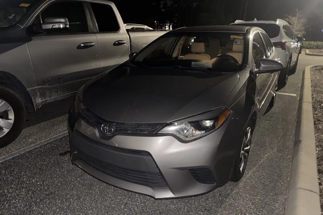 2014 Toyota Corolla LE photo 1