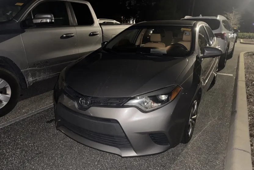 2014 Toyota Corolla LE photo 1