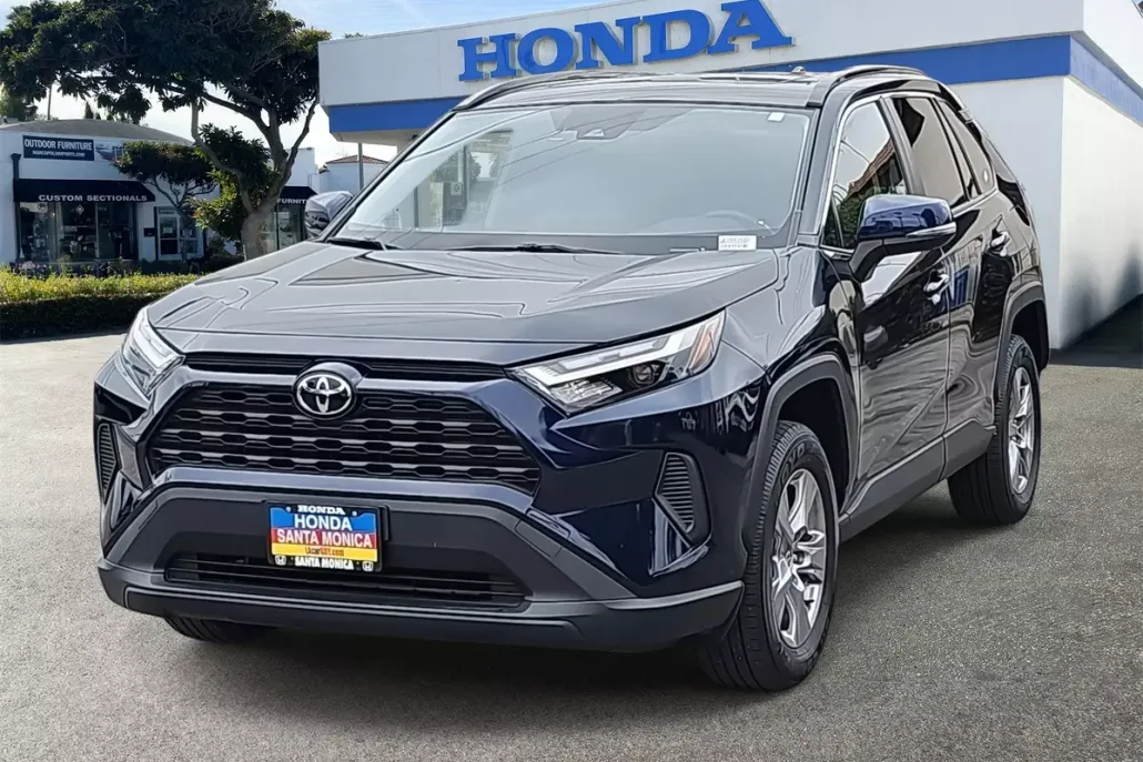 2022 Toyota RAV4 XLE photo 1