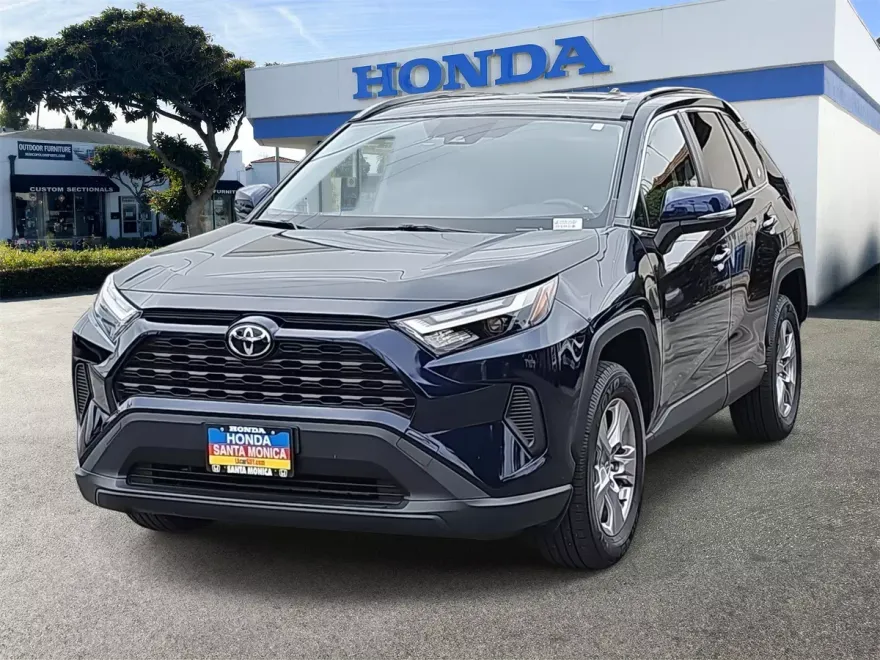 2022 Toyota RAV4 XLE photo 1