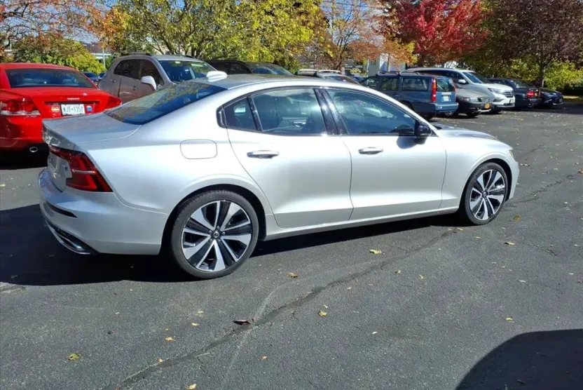 2022 Volvo S60 B5 AWD Momentum photo 1