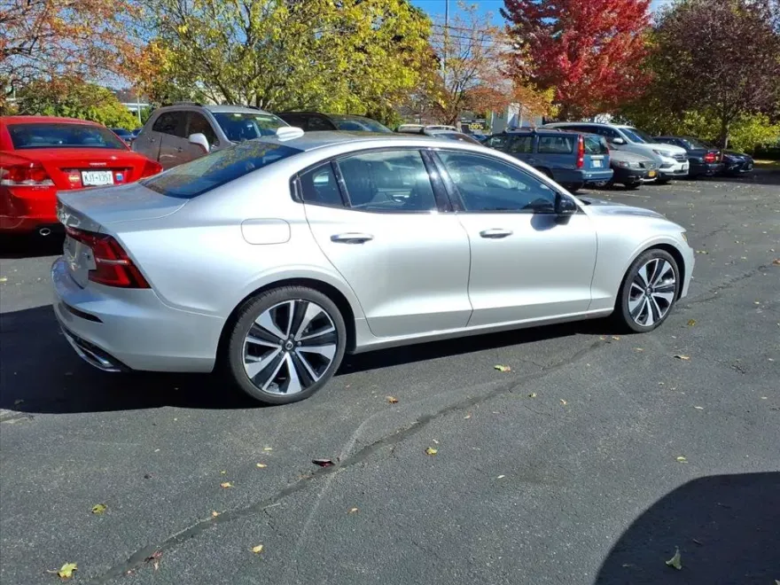 2022 Volvo S60 B5 AWD Momentum photo 1