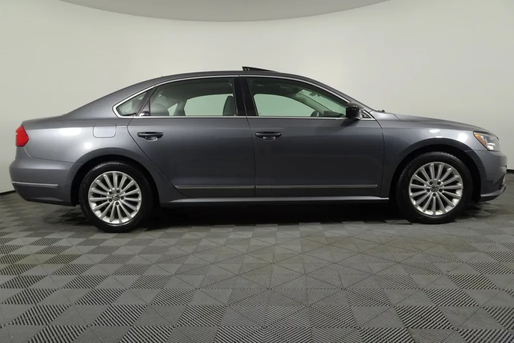 2016 Volkswagen Passat SE photo 1