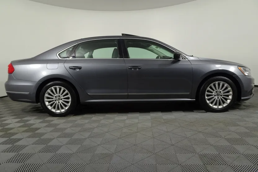 2016 Volkswagen Passat SE photo 1