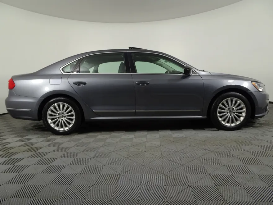 2016 Volkswagen Passat SE photo 1