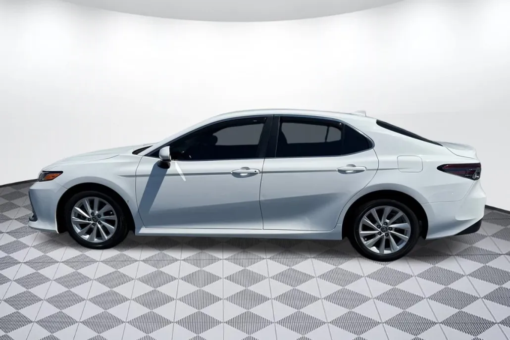 2023 Toyota Camry LE photo 1