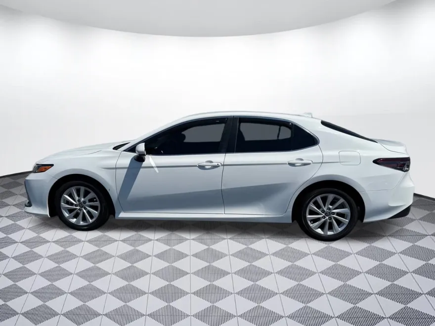 2023 Toyota Camry LE photo 1