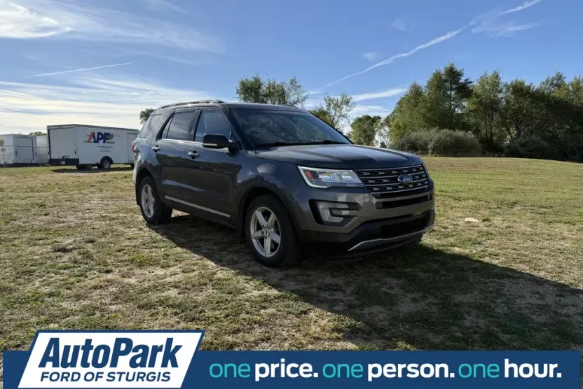 2016 Ford Explorer XLT photo 1