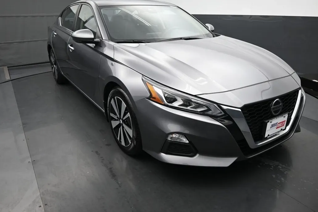 2022 Nissan Altima 2.5 SV photo 1