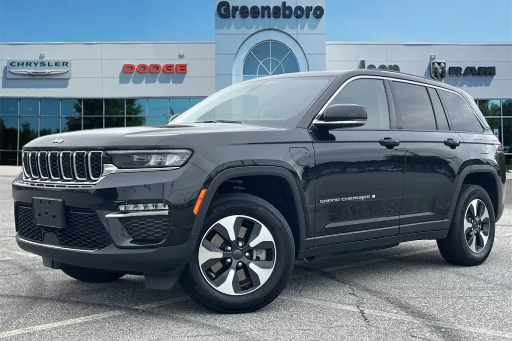 2023 Jeep Cherokee Base photo 1