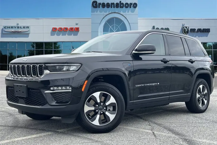 2023 Jeep Cherokee Base photo 1
