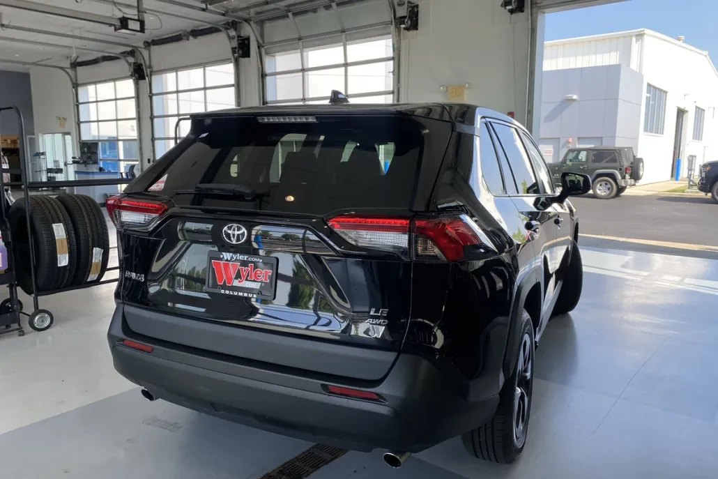 2022 Toyota RAV4 LE photo 1