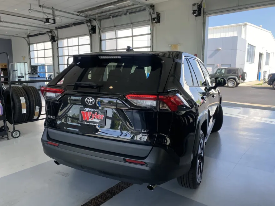 2022 Toyota RAV4 LE photo 1