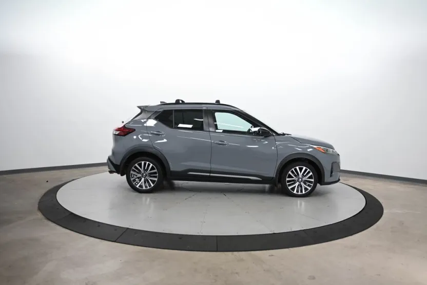 2021 Nissan Kicks SR photo 1