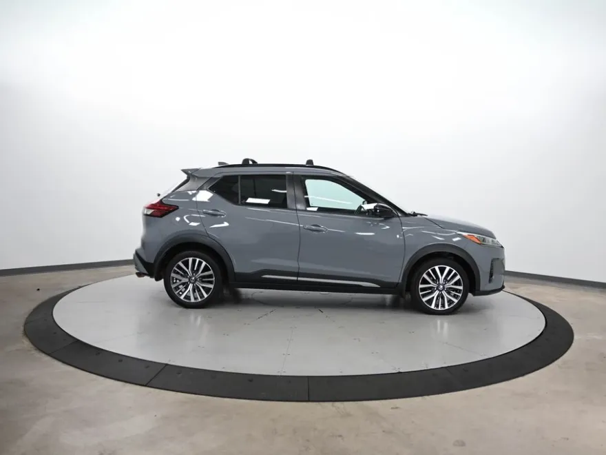 2021 Nissan Kicks SR photo 1