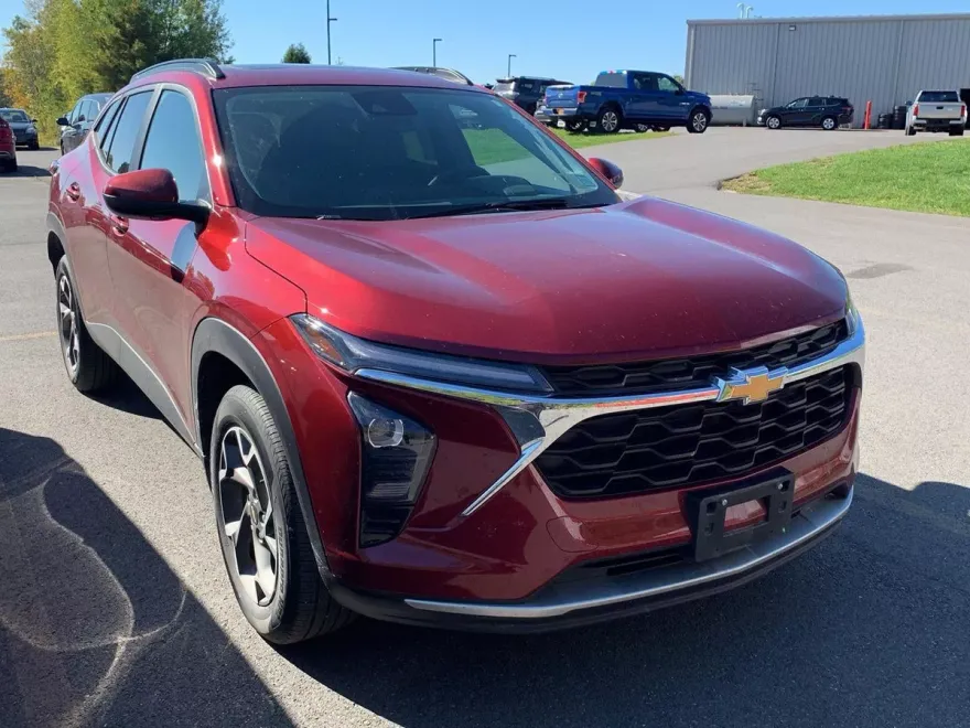 2024 Chevrolet Trax LT photo 1