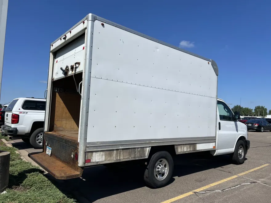 2019 Chevrolet Express Cutaway 3500 Van photo 1