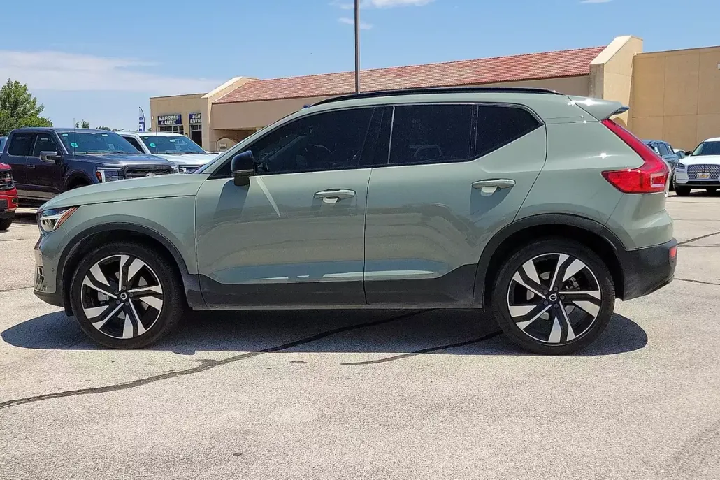 2023 Volvo XC40 AWD Ultimate photo 1