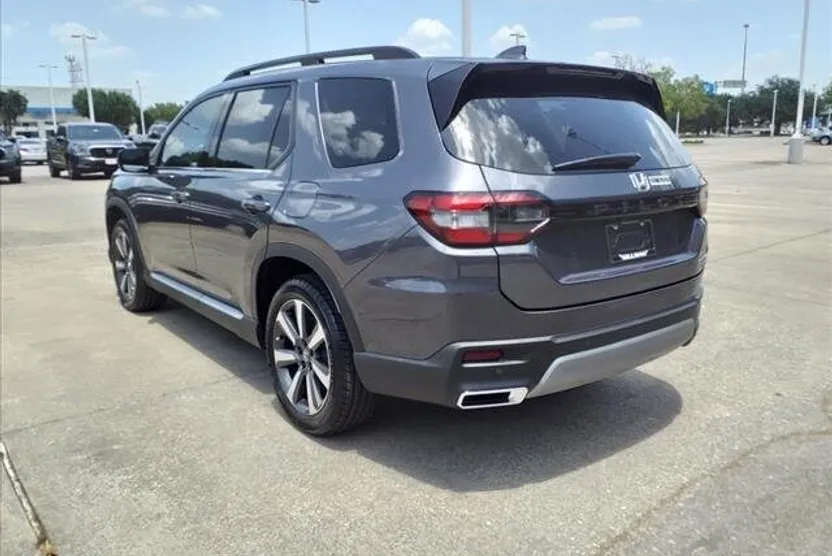 2025 Honda Pilot Touring photo 1