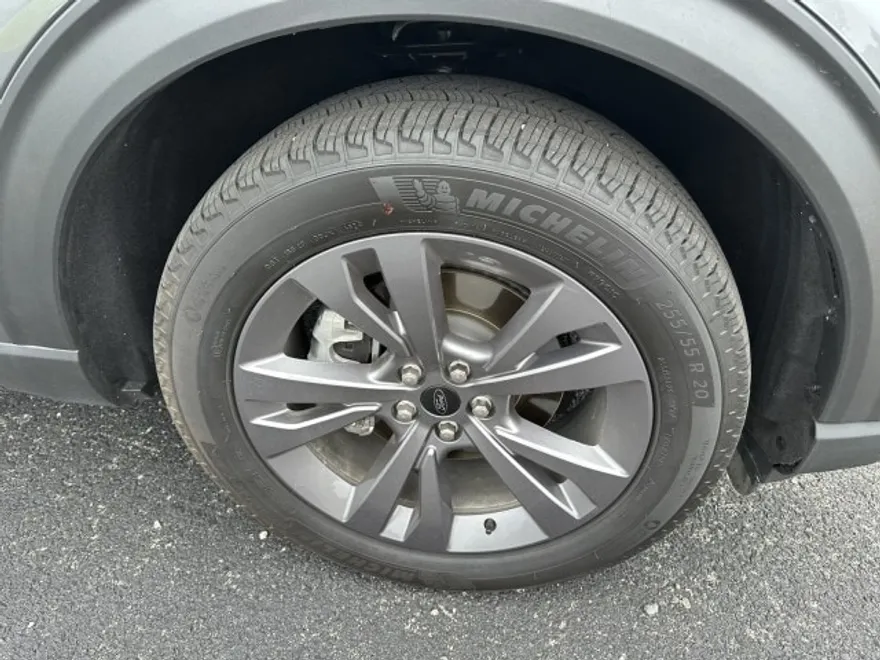 2025 Ford Explorer photo 1