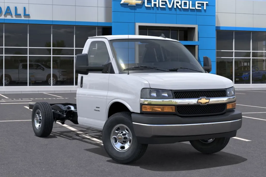 2025 Chevrolet Express Cutaway 3500 photo 1