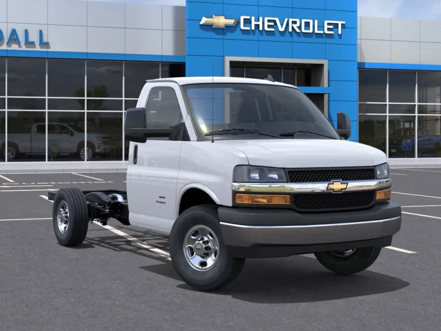 2025 Chevrolet Express Cutaway 3500 photo 1