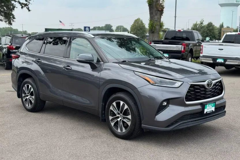 2021 Toyota Highlander XLE Sport photo 1