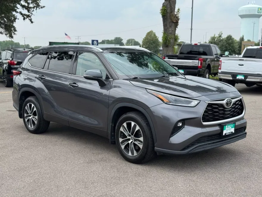 2021 Toyota Highlander XLE Sport photo 1