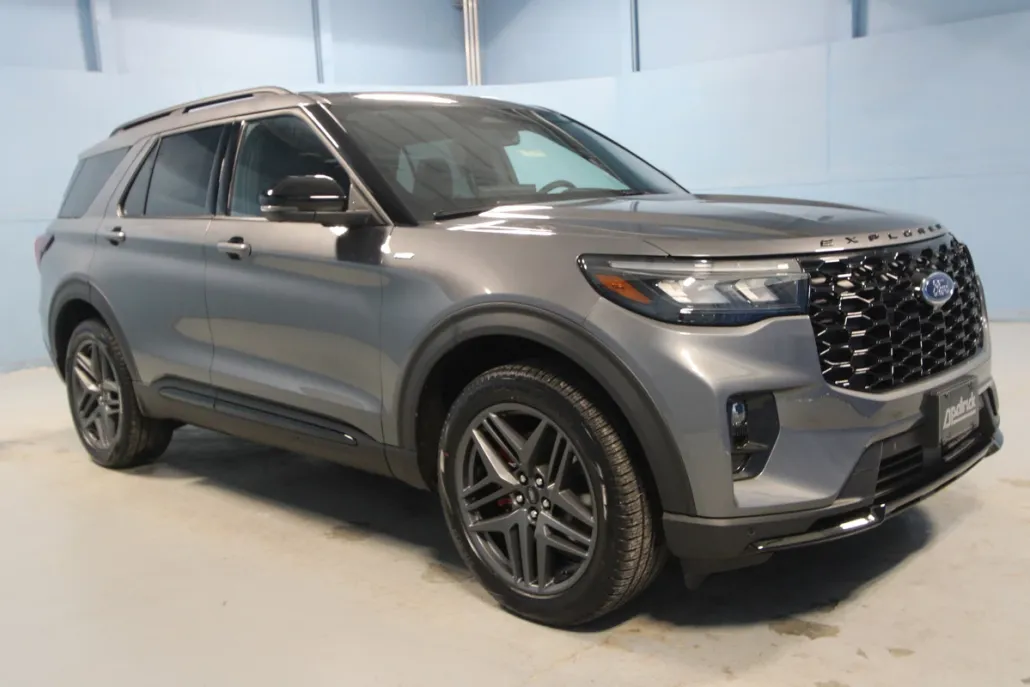 2025 Ford Explorer ST-Line photo 1