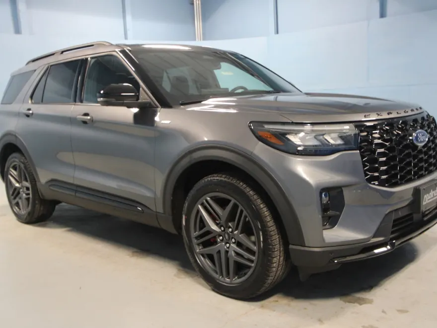 2025 Ford Explorer ST-Line photo 1