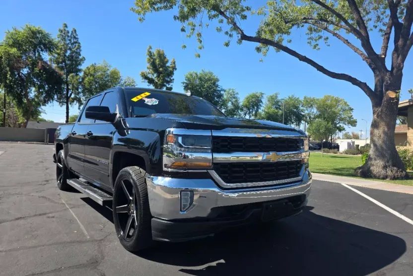 2018 Chevrolet Silverado 1500 LT photo 1