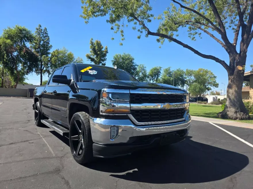 2018 Chevrolet Silverado 1500 LT photo 1