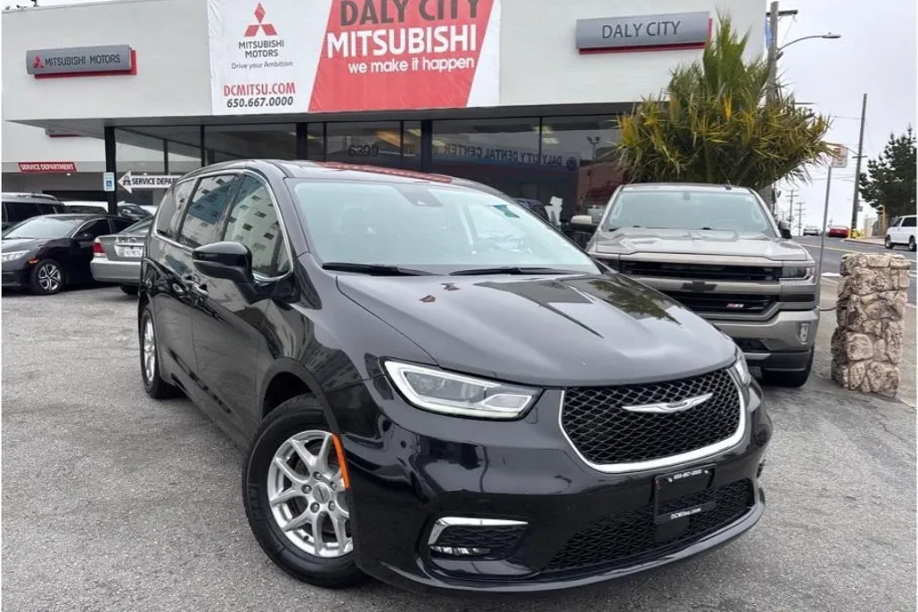 2023 Chrysler Pacifica Touring L photo 1