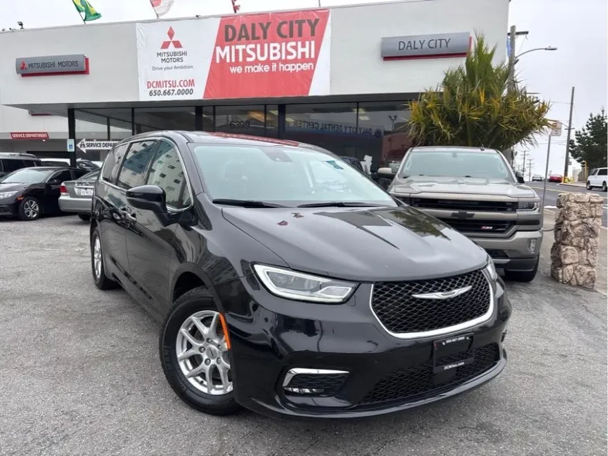 2023 Chrysler Pacifica Touring L photo 1
