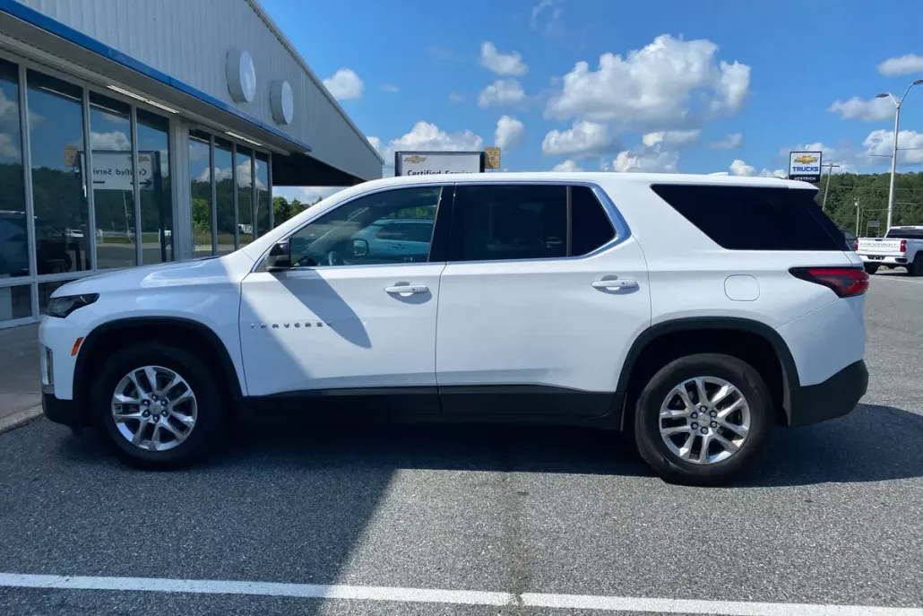 2022 Chevrolet Traverse LS photo 1
