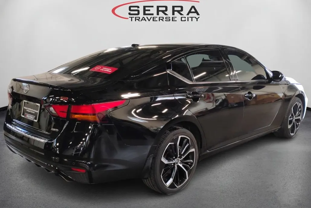 2023 Nissan Altima 2.5 SR photo 1