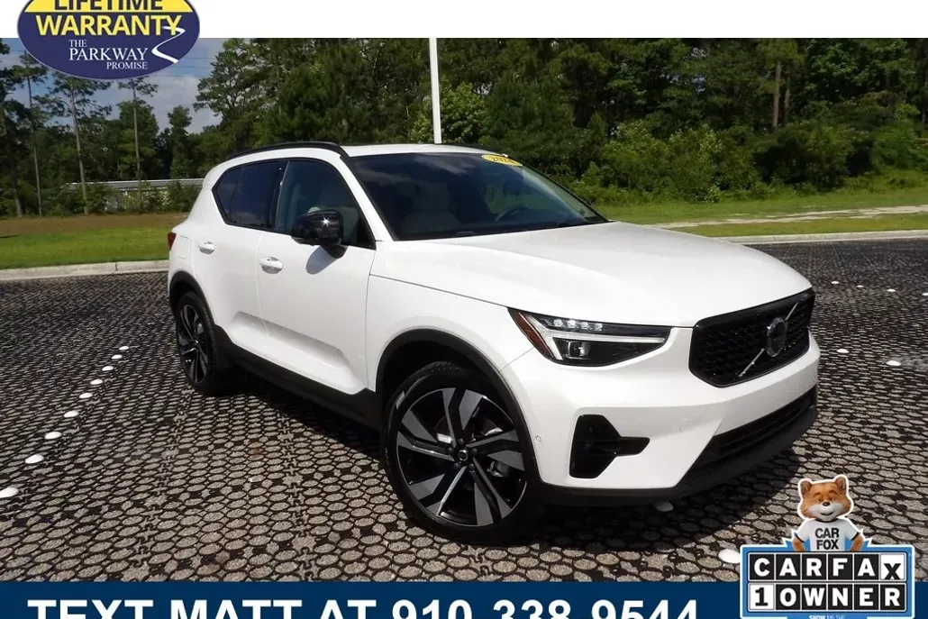 2024 Volvo XC40 Plus photo 1