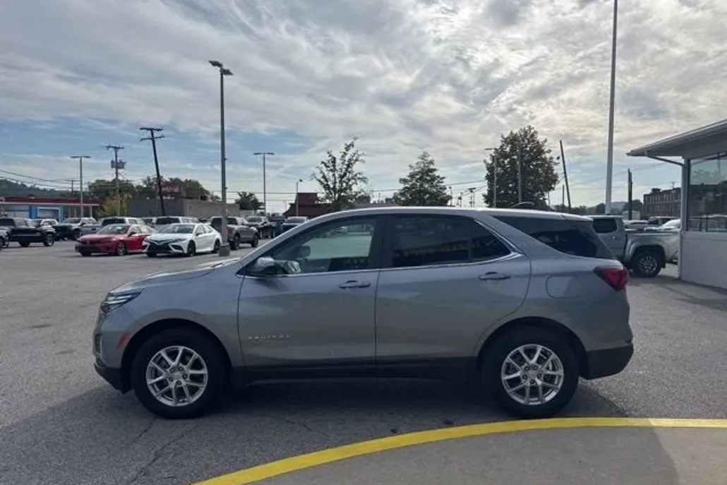 2023 Chevrolet Equinox LT photo 1