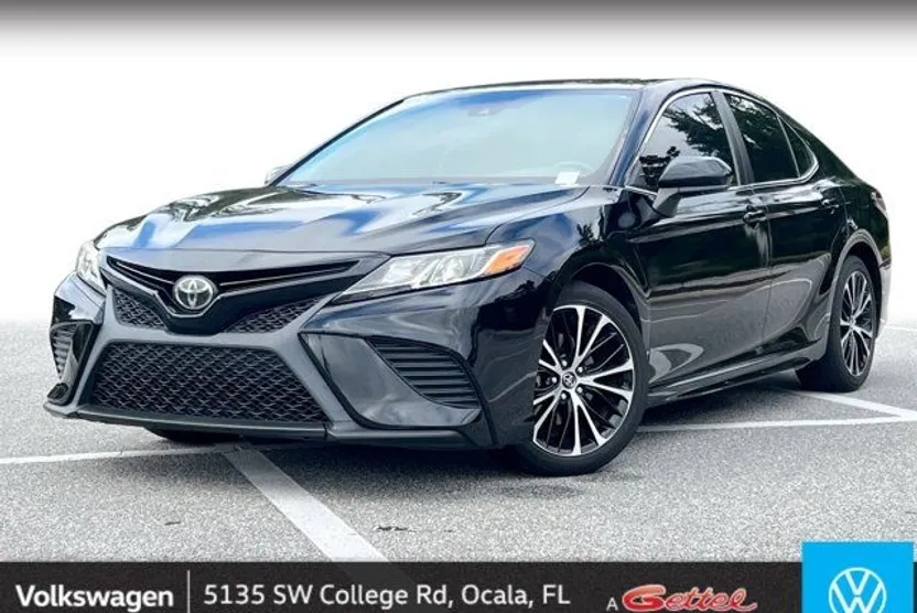 2019 Toyota Camry SE photo 1