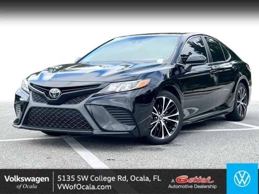 2019 Toyota Camry SE photo 1